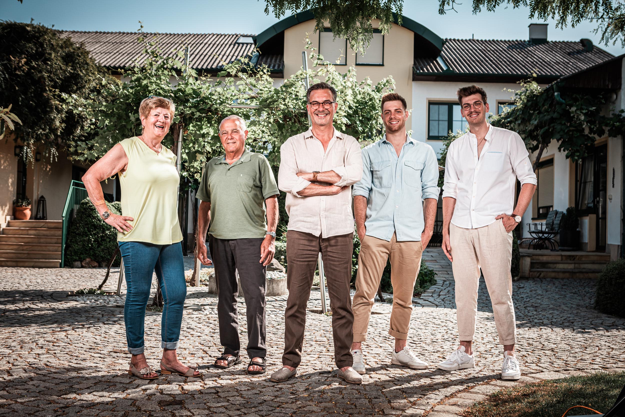 Winzerei_Roman_Leitner_Photo_StudioFasching_IMG_19543 Familienfoto Gut Altenberg